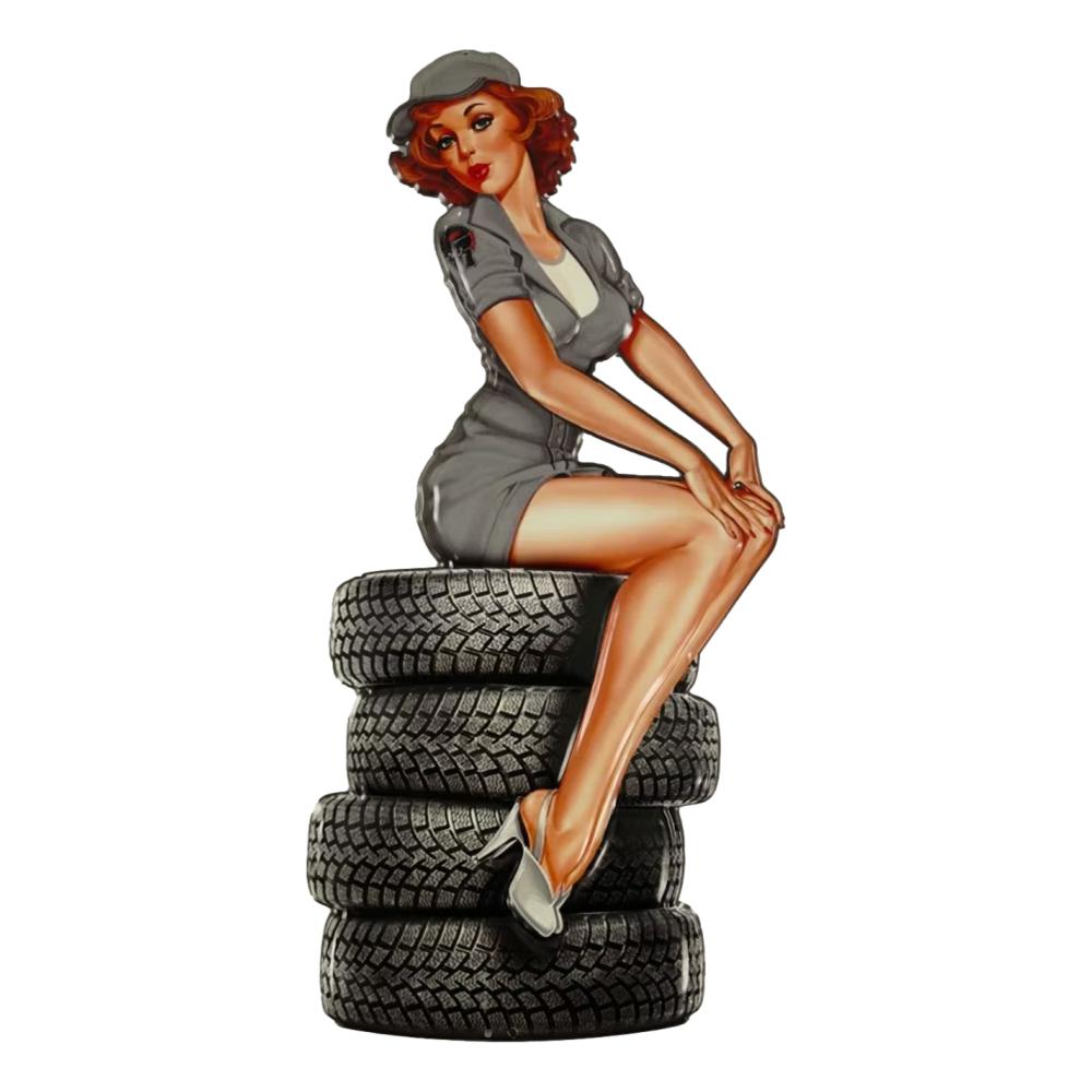 Retroworld Metalskilt Pinup Girl på Dækstak - 59 x 28 cm - Metalskilt fra Retroworld hos The Prince Webshop