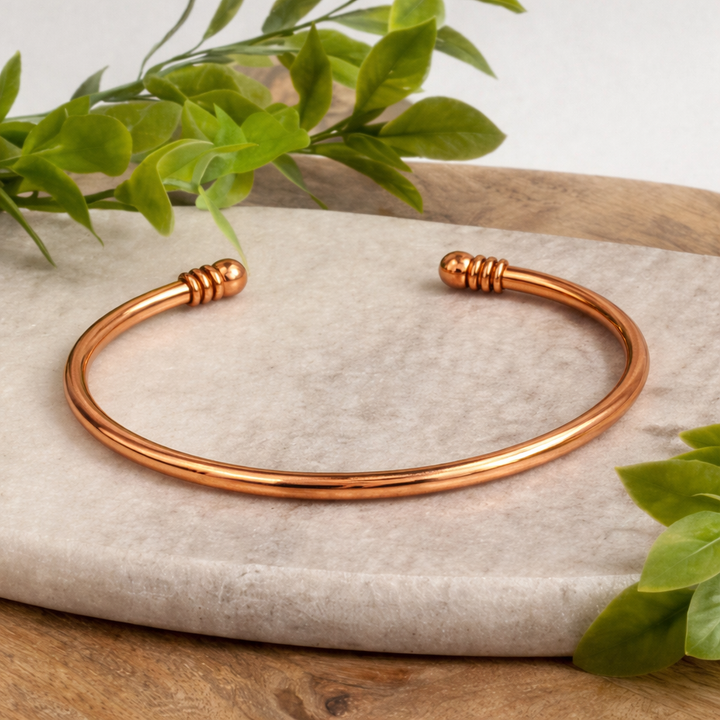 Glatpoleret armbånd i kobber med klemme og endekugler