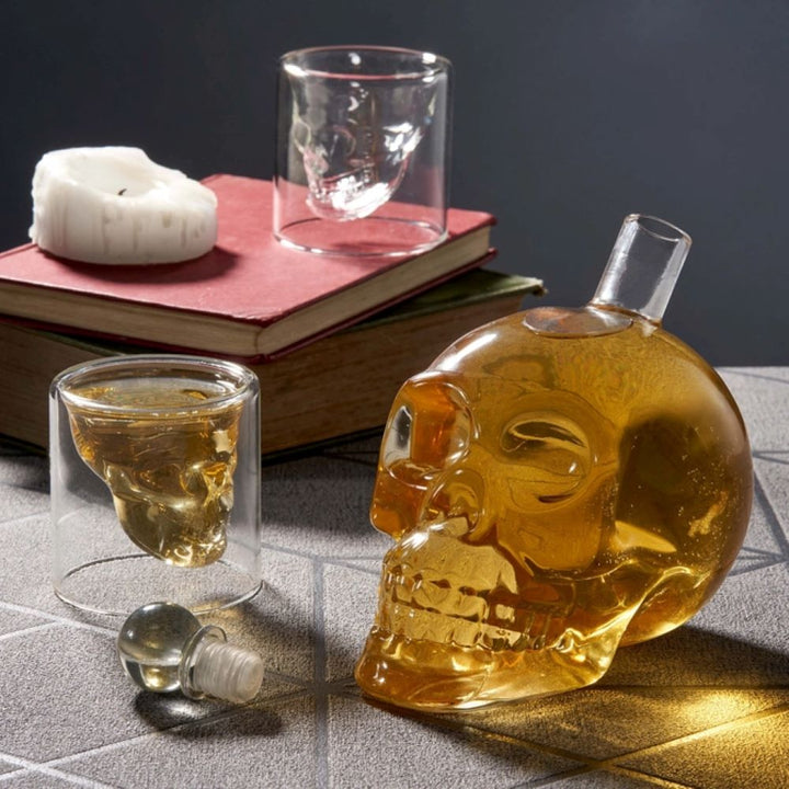 Oak & Steel - Skull Whiskey Decanter Set - Karaffel + 6 Shot Glas - Whiskey Karaffel fra Oak & Steel hos The Prince Webshop