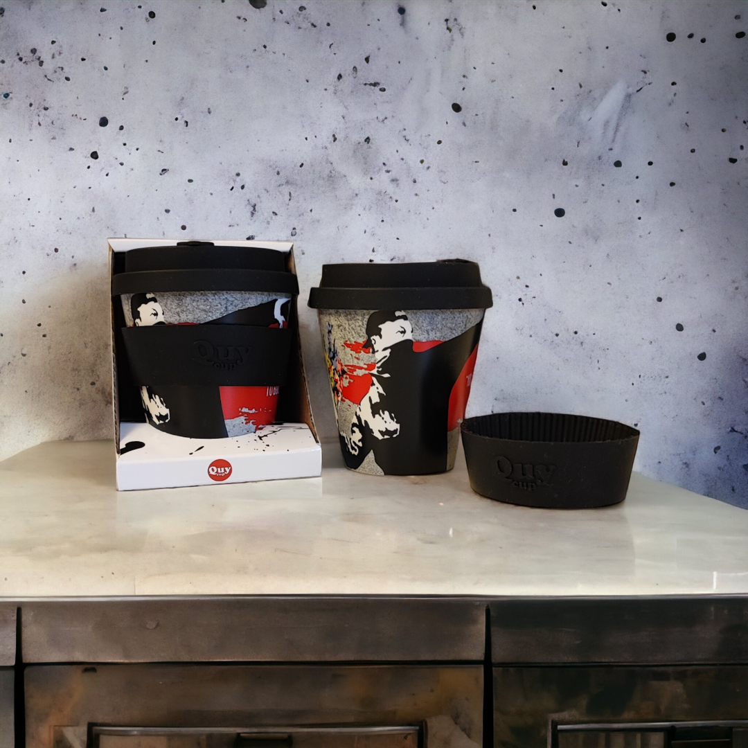 Banksy Travel Cup in RPET 230 ml - The Flower Thrower - Krus fra URBAN.ITY hos The Prince Webshop