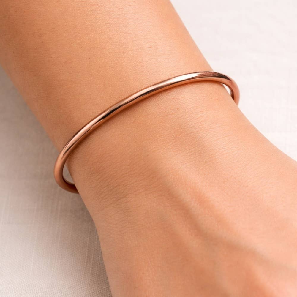 Glatpoleret armbånd i kobber med klemme og endekugler