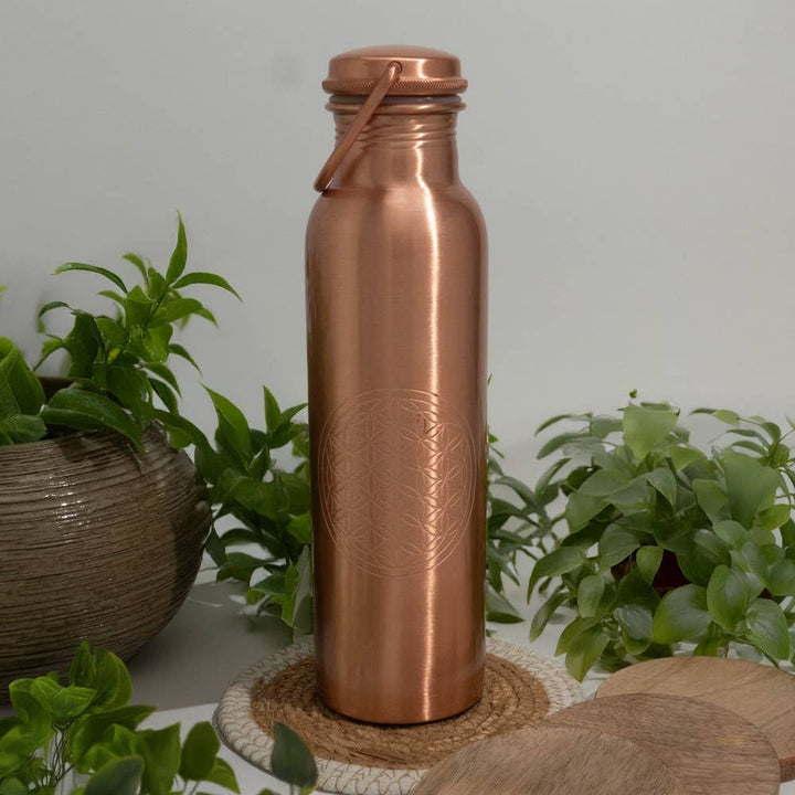 Puhdaskuparinen vesipullo elämänkukka kahvalla ± 950 ml