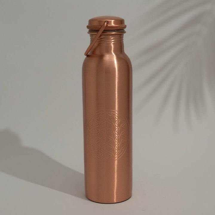 Puhdaskuparinen vesipullo elämänkukka kahvalla ± 950 ml