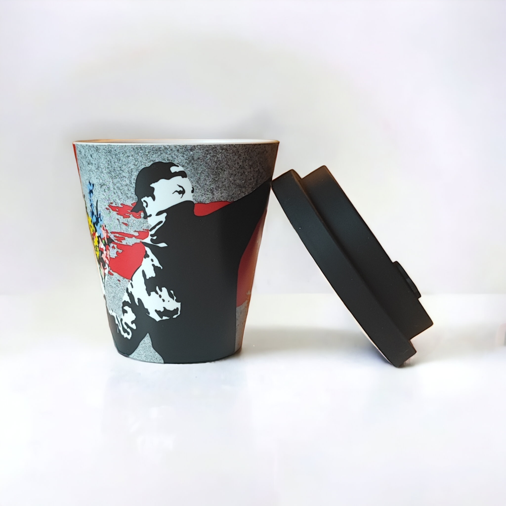 Banksy Travel Cup in RPET 230 ml - The Flower Thrower - Krus fra URBAN.ITY hos The Prince Webshop