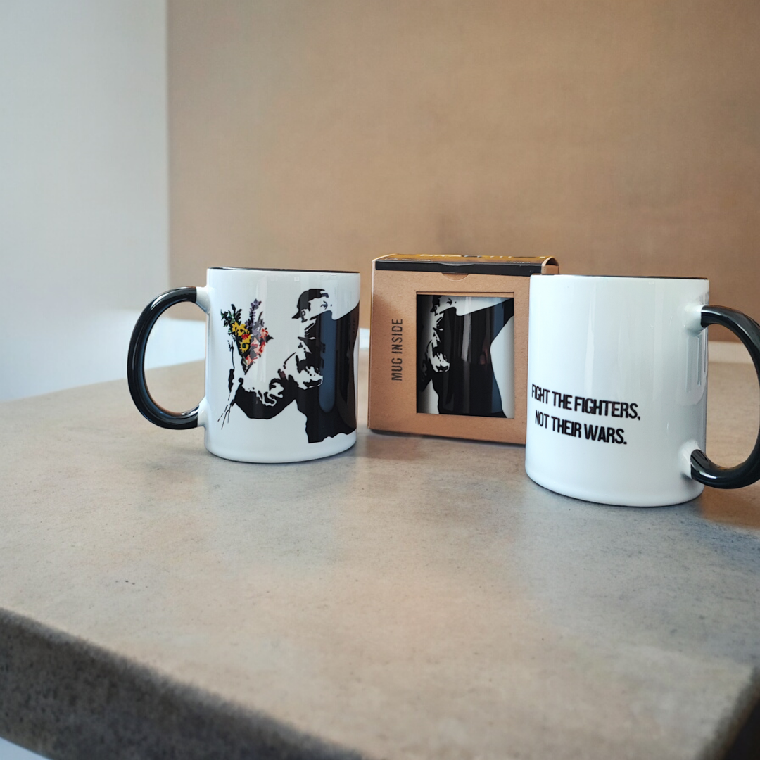 Banksy Ceramic Mug 325ml - The Flower Thrower - Krus fra URBAN.ITY hos The Prince Webshop