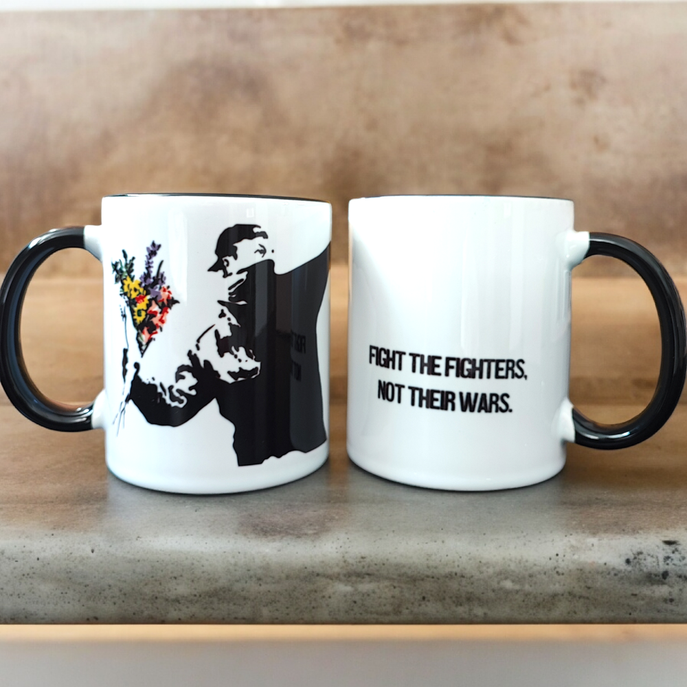 Banksy Ceramic Mug 325ml - The Flower Thrower - Krus fra URBAN.ITY hos The Prince Webshop