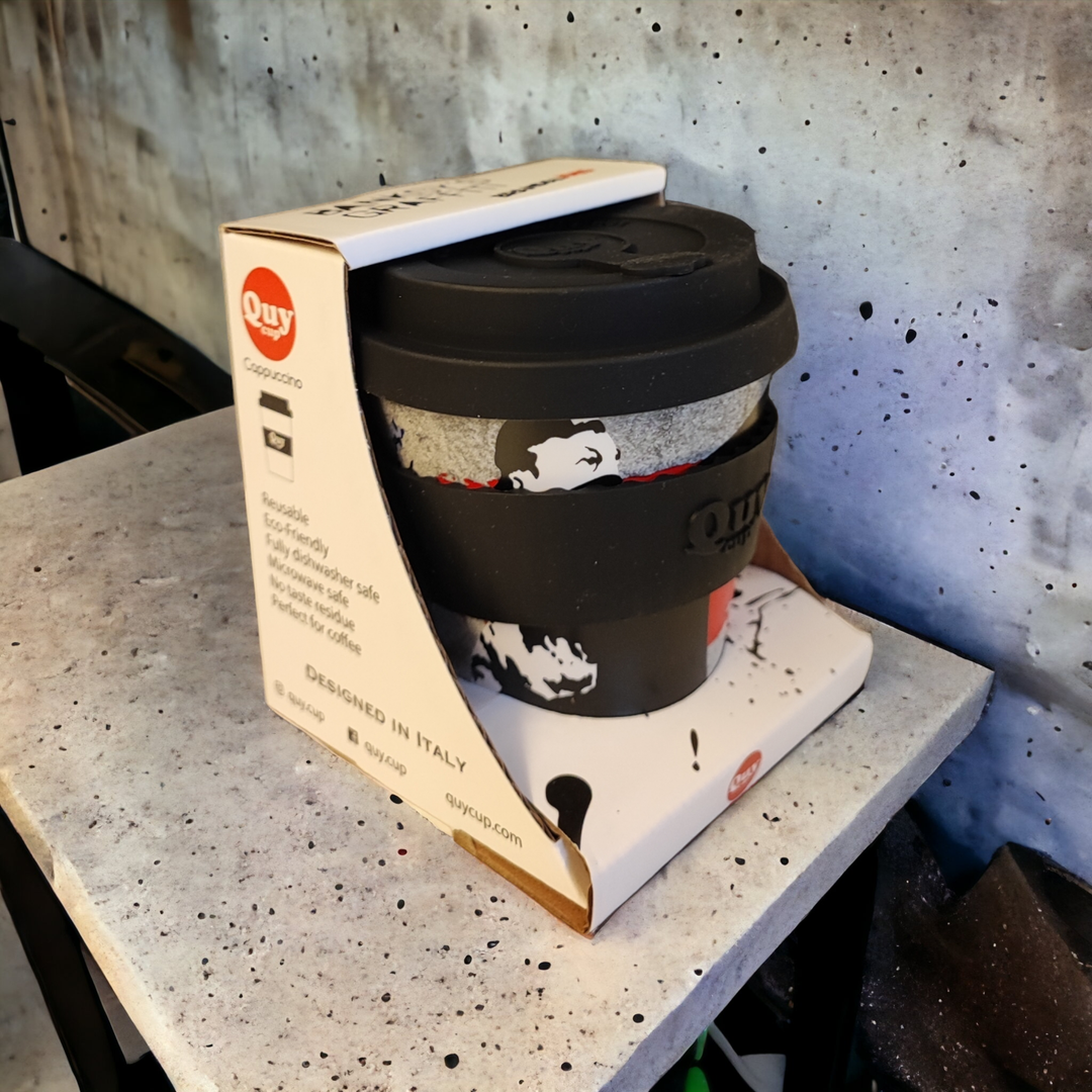 Banksy Travel Cup in RPET 230 ml - The Flower Thrower - Krus fra URBAN.ITY hos The Prince Webshop