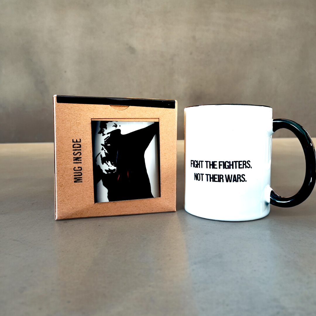 Banksy Ceramic Mug 325ml - The Flower Thrower - Krus fra URBAN.ITY hos The Prince Webshop