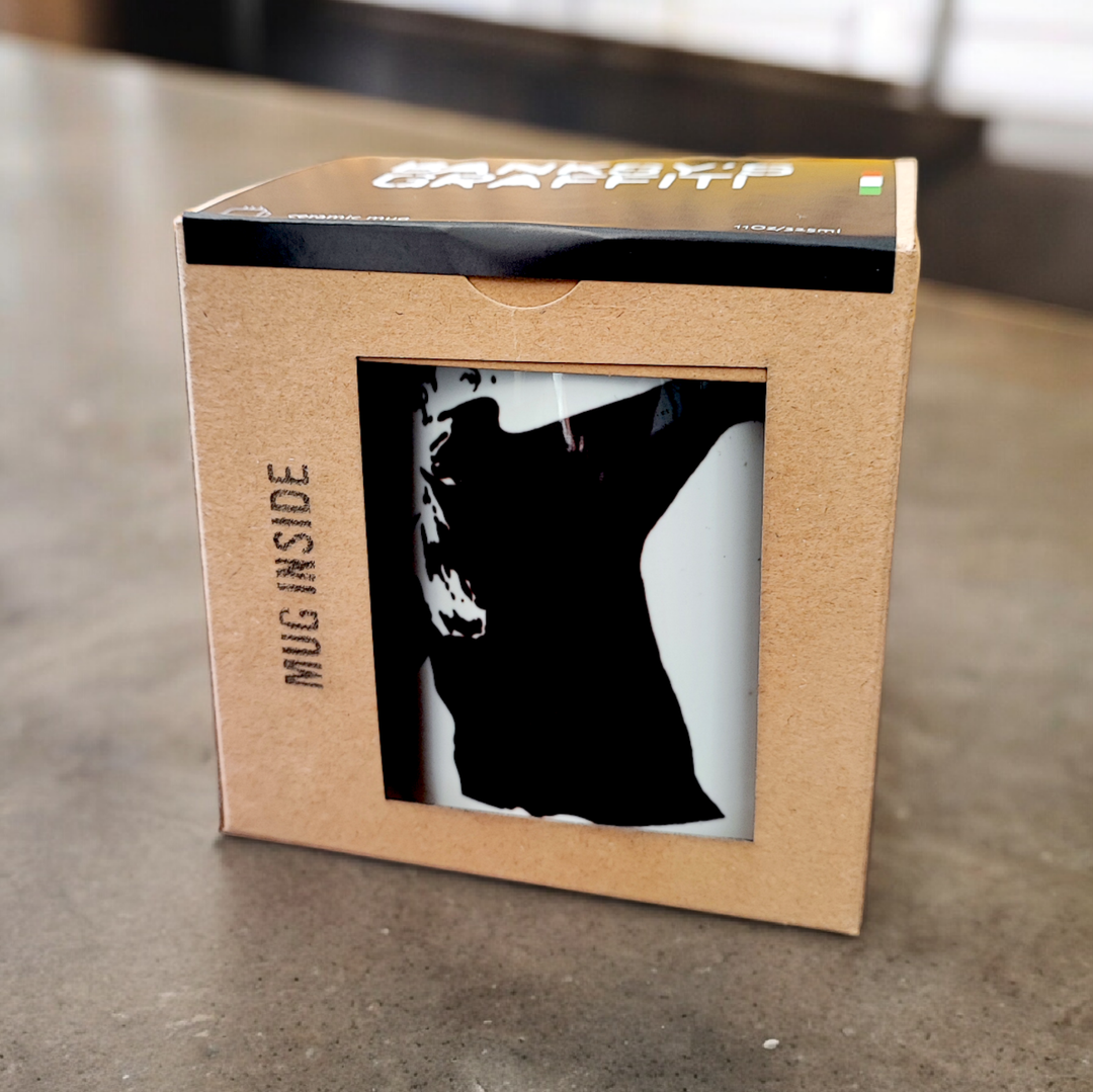 Banksy Ceramic Mug 325ml - The Flower Thrower - Krus fra URBAN.ITY hos The Prince Webshop