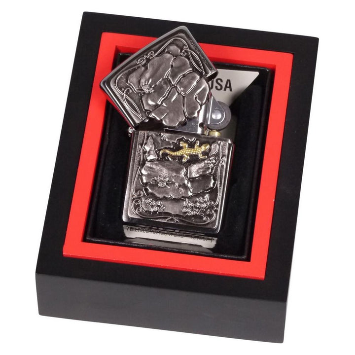 Zippo Lizard Trick 2 Lighter i Sort/Rød Træbox - Zippo Lighter fra Zippo hos The Prince Webshop