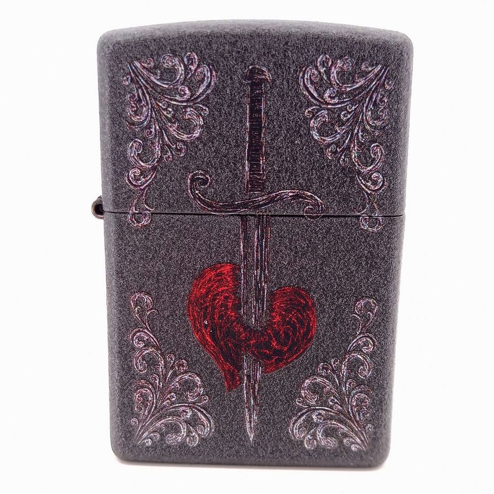 Zippo 60006605 Heart Dagger Tattoo Design - Zippo Lighter fra Zippo hos The Prince Webshop
