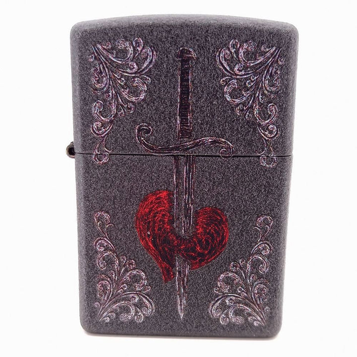 Zippo 60006605 Heart Dagger Tattoo Design - Zippo Lighter fra Zippo hos The Prince Webshop