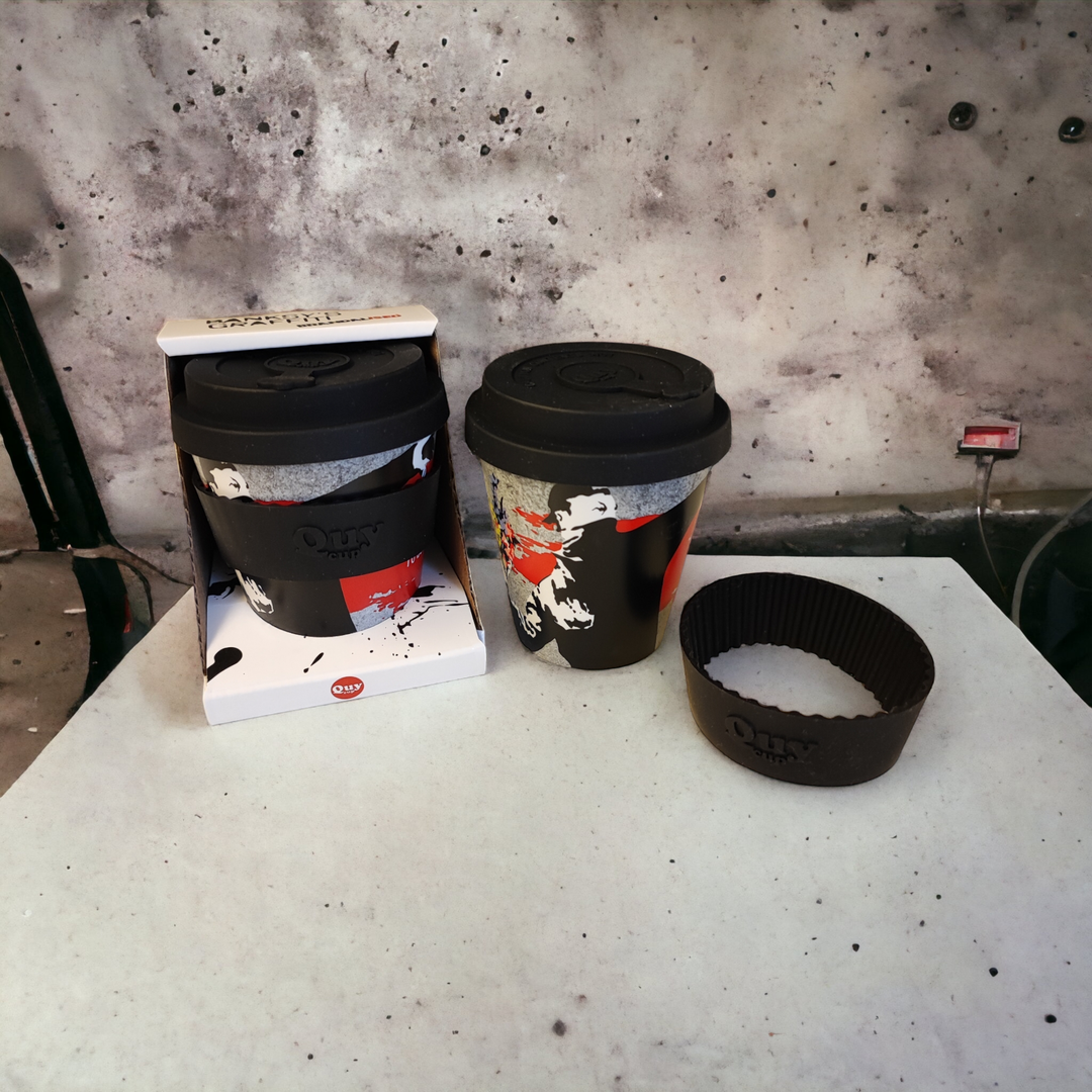 Banksy Travel Cup in RPET 230 ml - The Flower Thrower - Krus fra URBAN.ITY hos The Prince Webshop