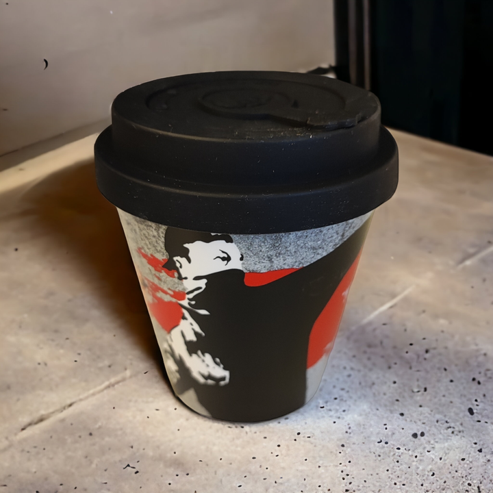 Banksy Travel Cup in RPET 230 ml - The Flower Thrower - Krus fra URBAN.ITY hos The Prince Webshop