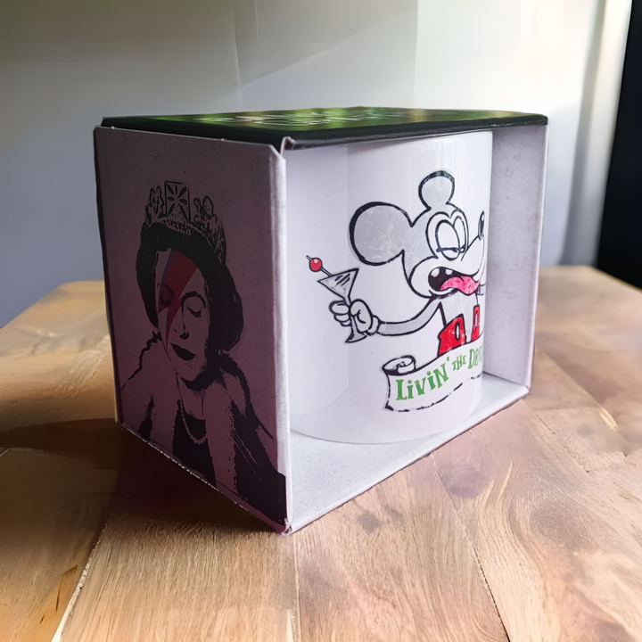 Banksy Ceramic Mug 325ml - Mickey Living the Dream - Krus fra URBAN.ITY hos The Prince Webshop