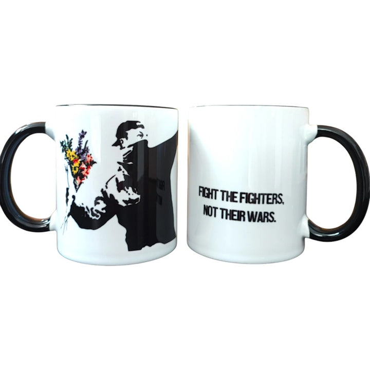 Banksy Ceramic Mug 325ml - The Flower Thrower - Krus fra URBAN.ITY hos The Prince Webshop