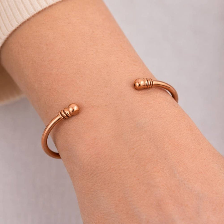 Glatpoleret armbånd i kobber med klemme og endekugler