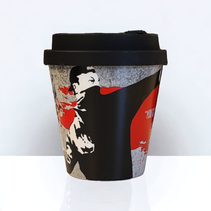 Banksy Travel Cup in RPET 230 ml - The Flower Thrower - Krus fra URBAN.ITY hos The Prince Webshop