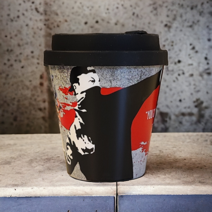 Banksy Travel Cup in RPET 230 ml - The Flower Thrower - Krus fra URBAN.ITY hos The Prince Webshop